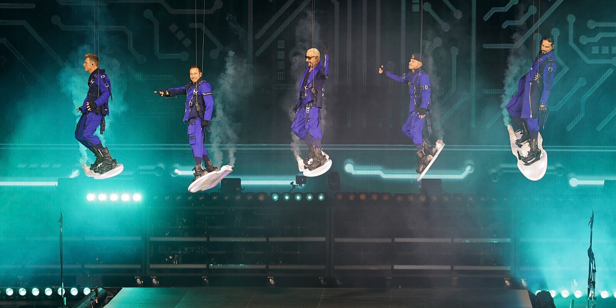 Backstreet Boysi održali posljednji koncert u Dusseldorfu, na binu "sletjeli" na daskama za surfanje