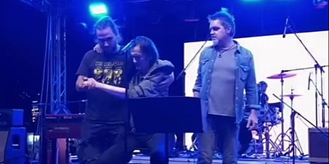 Goran Bare posljednji put stao je na pozornicu u Makarskoj: Pozlilo mu na nastupu, publika ga ispratila aplauzom